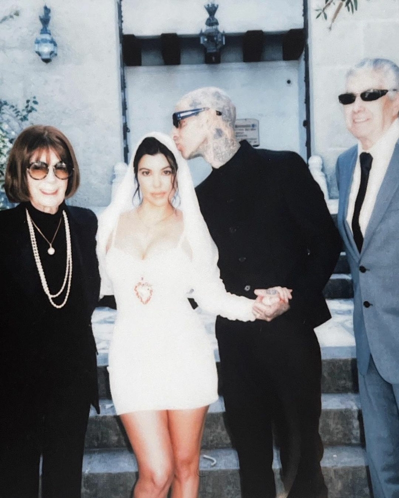 Кортни Кардашьян поделилась ранее неизвестными снимками со свадьбы с Трэвисом Баркером