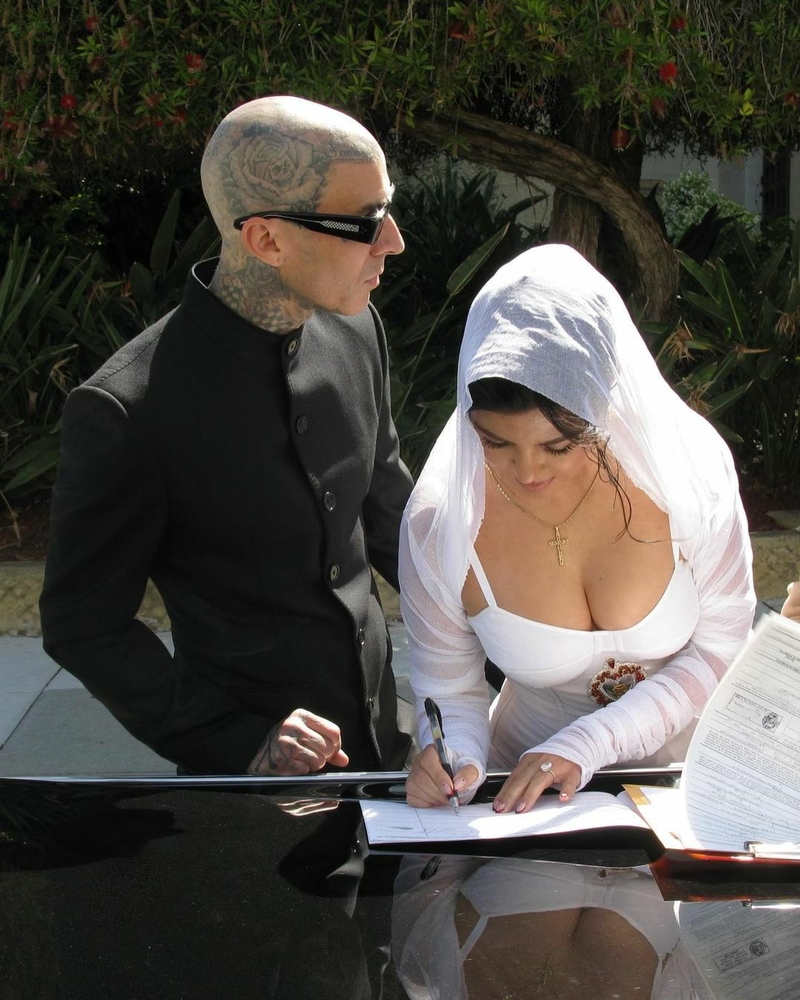 Кортни Кардашьян поделилась ранее неизвестными снимками со свадьбы с Трэвисом Баркером