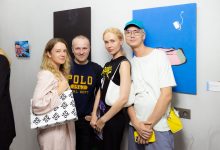 Фото - Вика Газинская, Гоша Рубчинский и Ольга Карпуть на открытии выставки в Москве