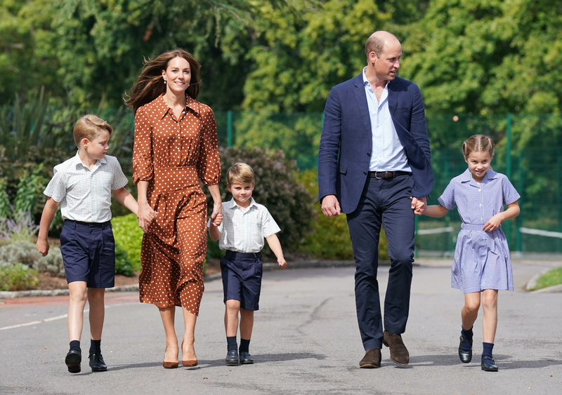 Принц Уильям и Кейт Миддлтон проводили детей в новую школу