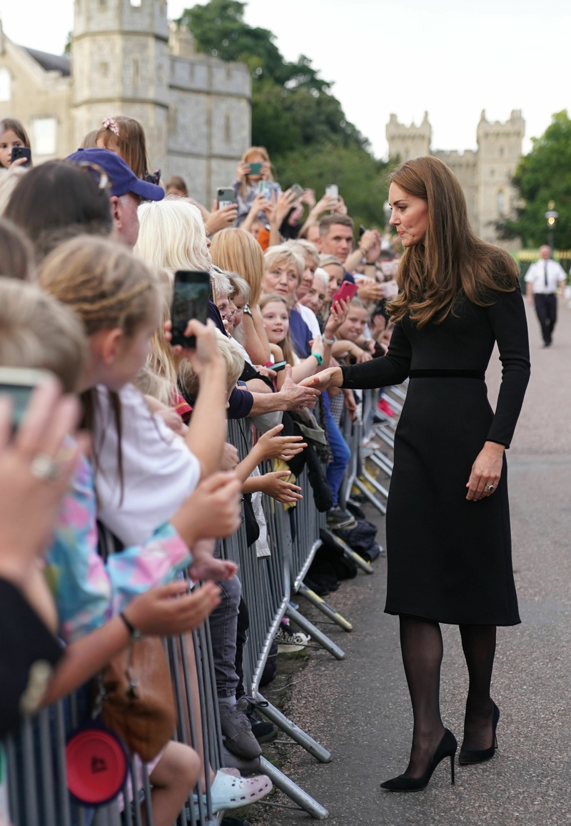 Принц Уильям и Кейт Миддлтон воссоединились с принцем Гарри и Меган Маркл на неожиданной прогулке в Лондоне