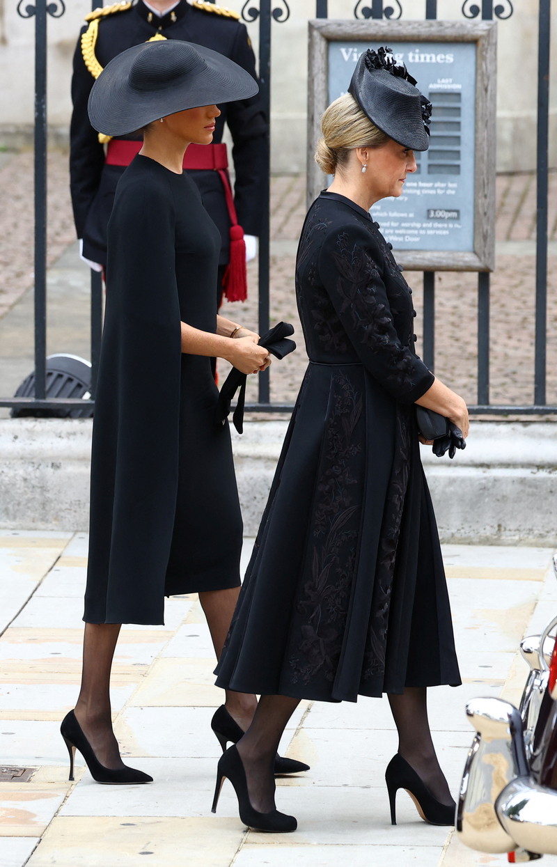 Фото - Новая любимая шляпка и свадебный подарок королевы: образ Меган Маркл на похоронах Елизаветы II