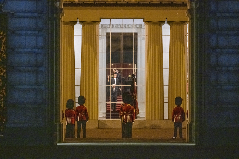 Гроб Елизаветы II прибыл в Букингемский дворец — его встречала вся семья, включая Меган и Гарри