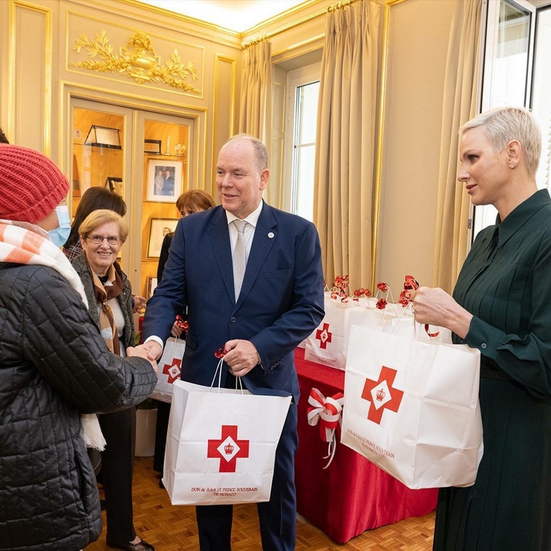 Князь Альбер II и княгиня Шарлен наградили бенефициаров Красного Креста