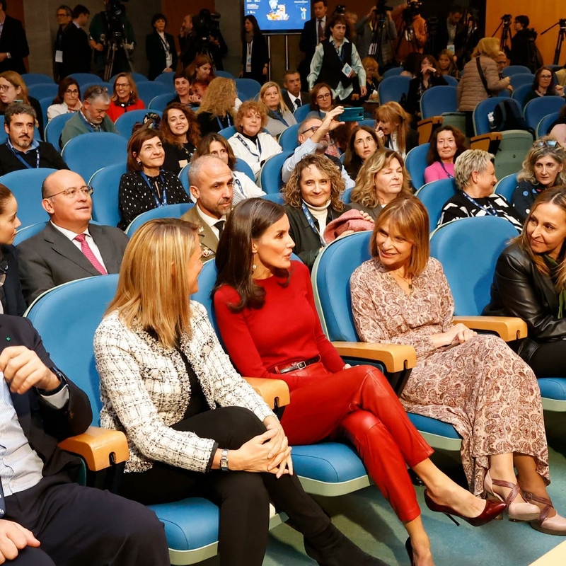 Риск по-королевски: королева Испании Летиция появилась на публике в красных кожаных брюках