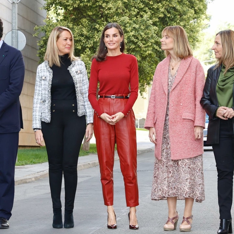 Риск по-королевски: королева Испании Летиция появилась на публике в красных кожаных брюках