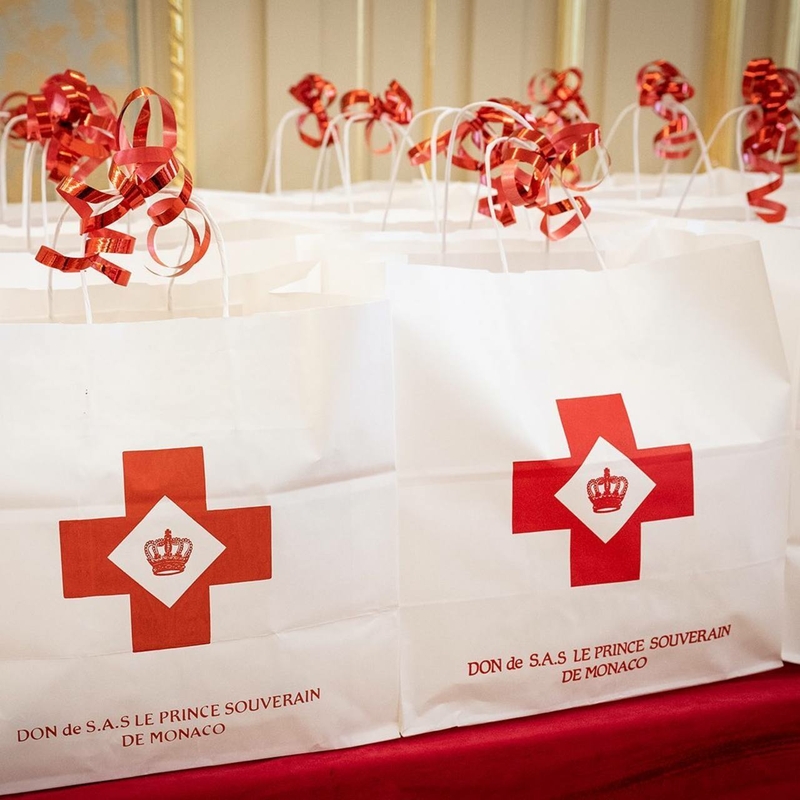 Князь Альбер II и княгиня Шарлен наградили бенефициаров Красного Креста
